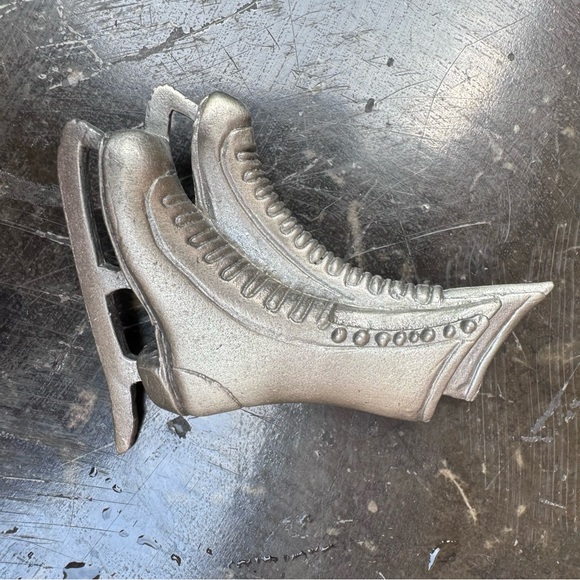 4 Christmas pins - Angel,Snowman,Christmas Tree and a pair of Skates - Picture 3 of 9